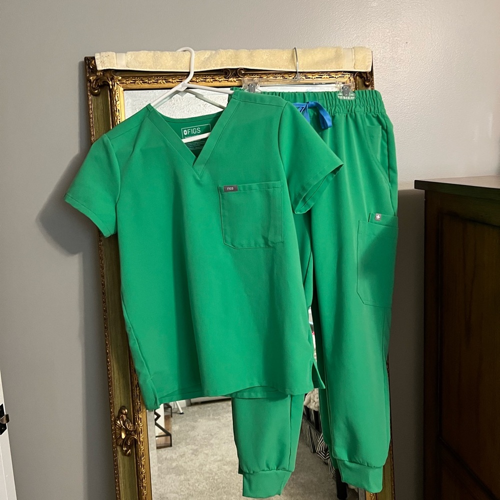 FIGS Emerald Green Scrub Set